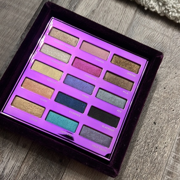Urban Decay 15 yr Anniversary Eyeshadow Pallete- Limited Edition - Picture 2 of 3